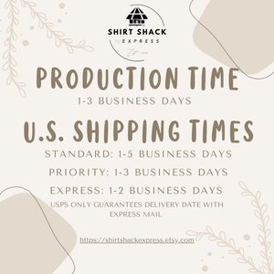 K&ouml;nnte beinhalten: Eine Grafik mit braunem Hintergrund und wei&szlig;em Text. Der Text lautet "Shirt Shack Express" mit einem kleinen Haussymbol &uuml;ber dem Text. Die Grafik enth&auml;lt auch den Text "Production Time 1-3 Business Days" und "U.S. Shipping Times" mit Details zu den Standard-, Priorit&auml;ts- und Expressversandzeiten. Die Grafik enth&auml;lt auch die Website-Adresse "https://shirtshackexpress.etsy.com".