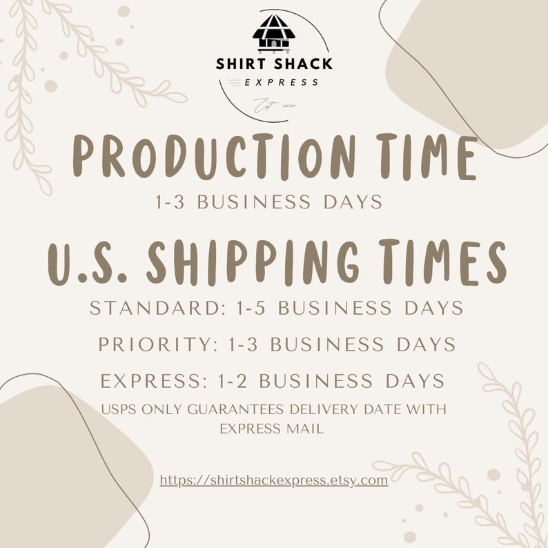 K&ouml;nnte beinhalten: Eine Grafik mit braunem Hintergrund und wei&szlig;em Text. Der Text lautet "Shirt Shack Express" mit einem kleinen Haussymbol &uuml;ber dem Text. Die Grafik enth&auml;lt auch den Text "Production Time 1-3 Business Days" und "U.S. Shipping Times" mit Details zu den Standard-, Priorit&auml;ts- und Expressversandzeiten. Die Grafik enth&auml;lt auch die Website-Adresse "https://shirtshackexpress.etsy.com".
