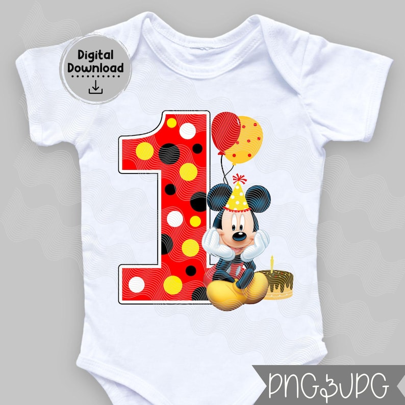 K&ouml;nnte beinhalten: Wei&szlig;er Baby-Body mit einer gro&szlig;en roten Eins mit Tupfen. Micky Maus ist mit einer Partyhut und Luftballons dargestellt. Ein kleiner Kuchen mit einer brennenden Kerze ist ebenfalls vorhanden. Der Text "Digital Download" befindet sich in einem Kreis.