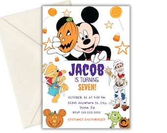 Puede incluir: Una invitación con temática de Halloween con Mickey Mouse sosteniendo una calabaza naranja. La invitación incluye el texto "JACOB IS TURNING SEVEN!" y otros detalles. También se presentan personajes de dibujos animados adicionales y dulces de Halloween.
