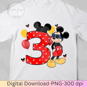 K&ouml;nnte beinhalten: Wei&szlig;es T-Shirt mit einer roten und wei&szlig;en Tupfenzahl 3 und einer Zeichentrickfigur von Mickey Mouse mit Sonnenbrille. Mickey Mouse h&auml;lt einen roten Ballon.