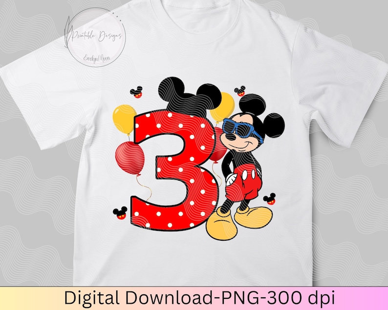 K&ouml;nnte beinhalten: Wei&szlig;es T-Shirt mit einer roten und wei&szlig;en Tupfenzahl 3 und einer Zeichentrickfigur von Mickey Mouse mit Sonnenbrille. Mickey Mouse h&auml;lt einen roten Ballon.