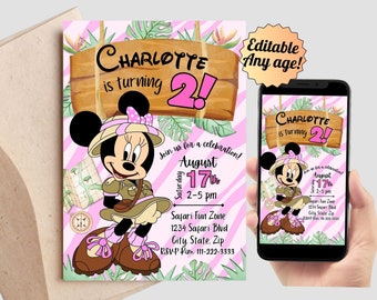 Könnte beinhalten: Eine rosa und grüne druckbare Einladung zum zweiten Geburtstag eines Kindes. Die Einladung zeigt ein Cartoon-Bild einer Maus mit einem Safarihut und einem Kompass. Der Text auf der Einladung lautet "Charlotte wird 2!" und enthält Details zur Party, wie Datum, Uhrzeit und Ort.