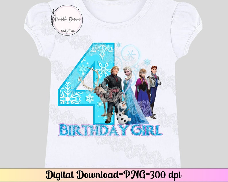 K&ouml;nnte beinhalten: Ein wei&szlig;es T-Shirt mit einer blauen Zahl vier und dem Aufdruck "Birthday Girl". Die Zahl vier ist mit Schneeflocken verziert und es sind Bilder von Figuren aus dem Film Frozen zu sehen.