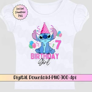 K&ouml;nnte beinhalten: Ein wei&szlig;es T-Shirt mit einer blauen und pinken Comicfigur, die einen rosa Partyhut tr&auml;gt. Die Figur ist von rosa und blauen Luftballons und Konfetti umgeben. Der Text "7 Birthday Girl" ist in pinken Buchstaben unter der Figur gedruckt.