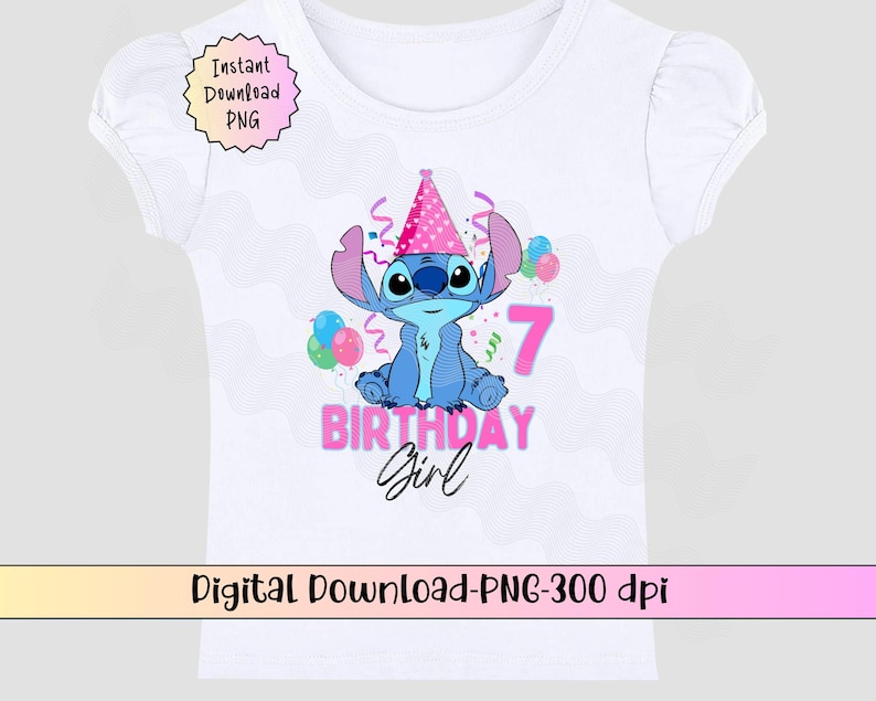 K&ouml;nnte beinhalten: Ein wei&szlig;es T-Shirt mit einer blauen und pinken Comicfigur, die einen rosa Partyhut tr&auml;gt. Die Figur ist von rosa und blauen Luftballons und Konfetti umgeben. Der Text "7 Birthday Girl" ist in pinken Buchstaben unter der Figur gedruckt.