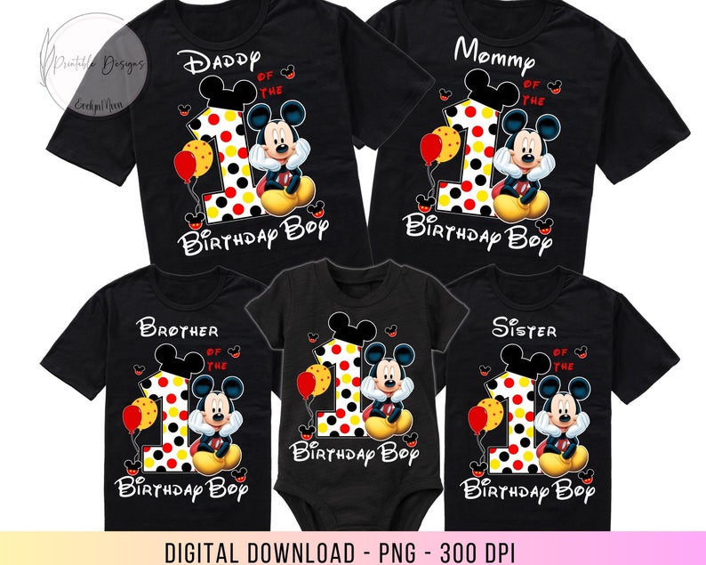 Op de afbeelding: Vijf zwarte T-shirts met een Mickey Mouse-ontwerp. Elk shirt heeft een groot nummer &eacute;&eacute;n met rode en gele stippen. De shirts hebben de tekst "Papa van de jarige", "Mama van de jarige", "Broer van de jarige", "Zus van de jarige" en "Jarige".