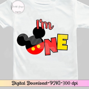 Pu&ograve; includere: Maglietta bianca con un design di Topolino rosso, giallo e nero. Il testo "I'm One" &egrave; stampato sulla maglietta.
