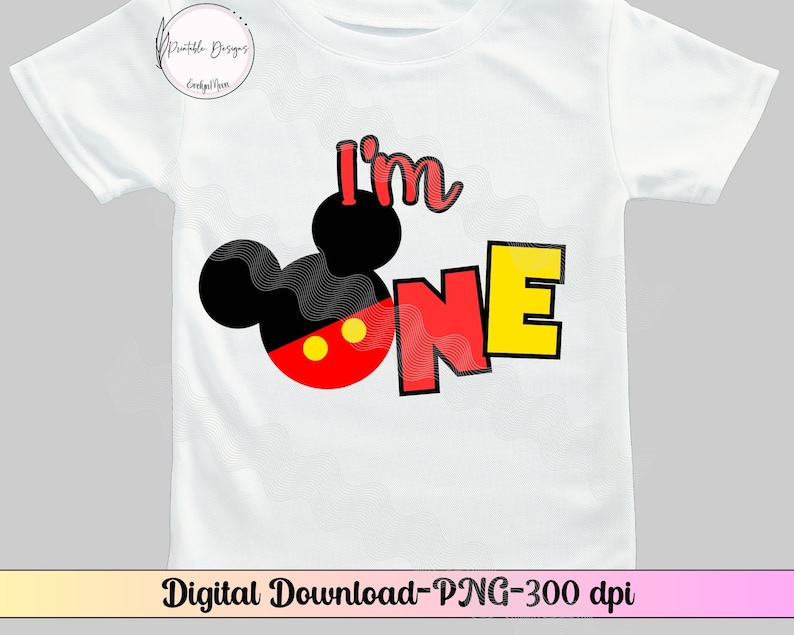 Pu&ograve; includere: Maglietta bianca con un design di Topolino rosso, giallo e nero. Il testo "I'm One" &egrave; stampato sulla maglietta.