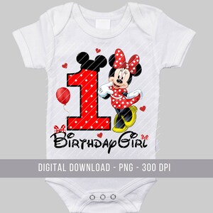 Op de afbeelding: Witte babybody met een Minnie Mouse-ontwerp voor een eerste verjaardag. Het ontwerp bevat een groot rood cijfer 1 met witte stippen, Minnie Mouse, een rode ballon en de tekst "Birthday Girl".