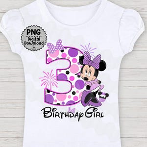 Puede incluir: Camiseta blanca con un gr&aacute;fico de Minnie Mouse y el n&uacute;mero 3 en morado y rosa. El texto "Birthday Girl" est&aacute; debajo. La camiseta tiene mangas cortas abullonadas y cuello redondo.