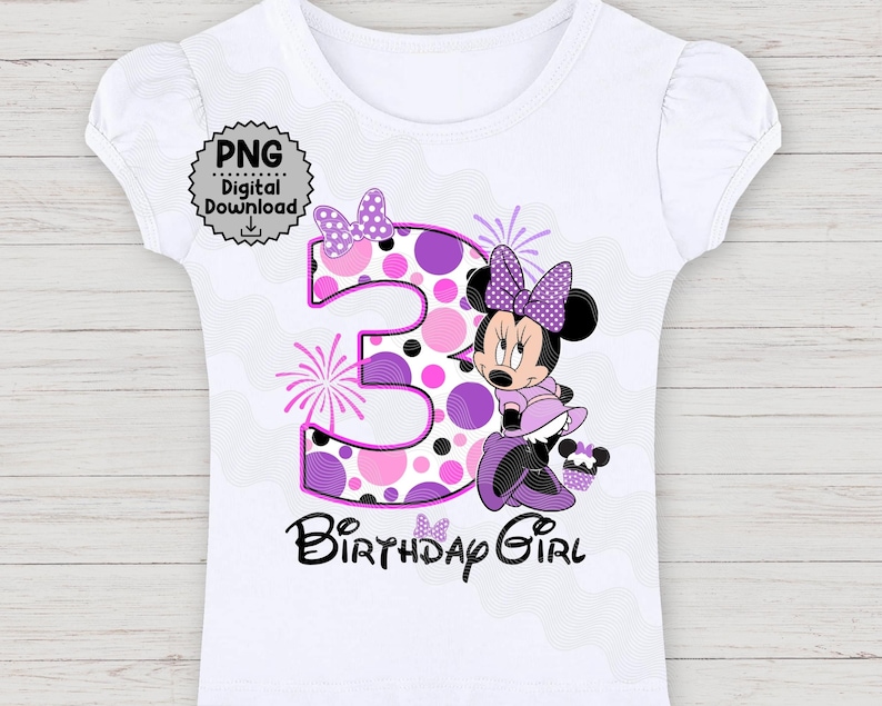 Puede incluir: Camiseta blanca con un gr&aacute;fico de Minnie Mouse y el n&uacute;mero 3 en morado y rosa. El texto "Birthday Girl" est&aacute; debajo. La camiseta tiene mangas cortas abullonadas y cuello redondo.