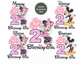 以下が含まれることがあります： ミッキーマウスとミニーマウスの漫画の画像と「Birthday Girl」というテキストが書かれたピンクの数字2のデジタルデザイン。デザインには、「Mommy of the」と「Daddy of the」というテキストも含まれています。