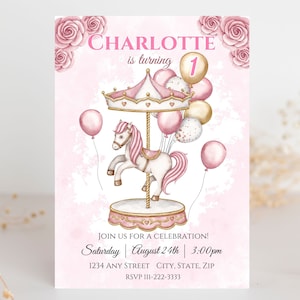 Puede incluir: Invitación de cumpleaños de carrusel rosa y dorado con un caballo blanco, globos y el texto "CHARLOTTE cumple 1 año".