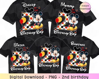 Op de afbeelding: Vier zwarte T-shirts met een Mickey Mouse-ontwerp en de tekst "Papa van de jarige jongen", "Mama van de jarige jongen", "Zus van de jarige jongen" en "Broer van de jarige jongen".
