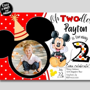 Op de afbeelding: Een rode en witte stippenachtergrond met een zwart Mickey Mouse-kop silhouet. Een foto van een kind is in de Mickey Mouse-kop. De tekst "Oh Twodles Payton is turning 2" is in zwarte tekst. Een Mickey Mouse-cartoon zit op een groot nummer 2 met oranje, gele en grijze stippen. De tekst "Come celebrate!" is in zwarte tekst. De tekst "July 22, 2-4 PM" is in zwarte tekst. De tekst "Mickey's Clubhouse, 12345 Anywhere Place, City State, Zip, RSVP 111222.3333" is in zwarte tekst.