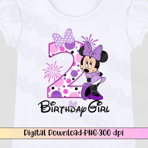 K&ouml;nnte beinhalten: Ein wei&szlig;es T-Shirt mit einer lila und pinkfarbenen Zahl Zwei, Punkten und einer lila Minnie Mouse Grafik. Der Text "Birthday Girl" befindet sich unter der Zahl.