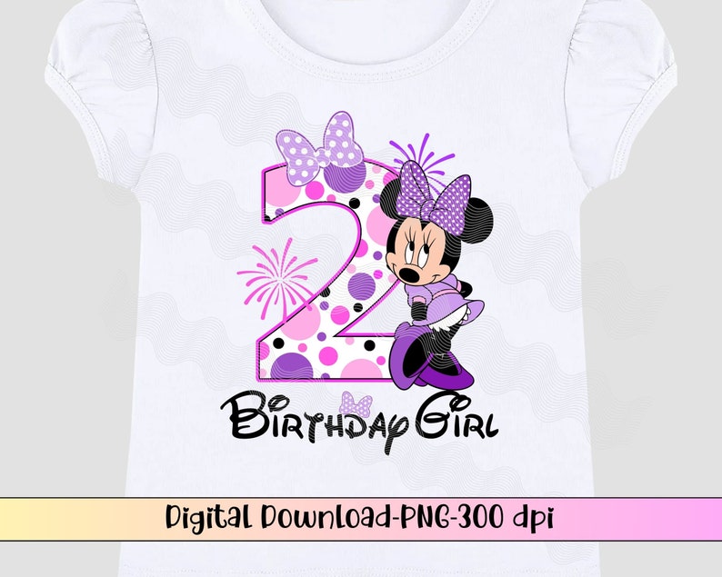 K&ouml;nnte beinhalten: Ein wei&szlig;es T-Shirt mit einer lila und pinkfarbenen Zahl Zwei, Punkten und einer lila Minnie Mouse Grafik. Der Text "Birthday Girl" befindet sich unter der Zahl.