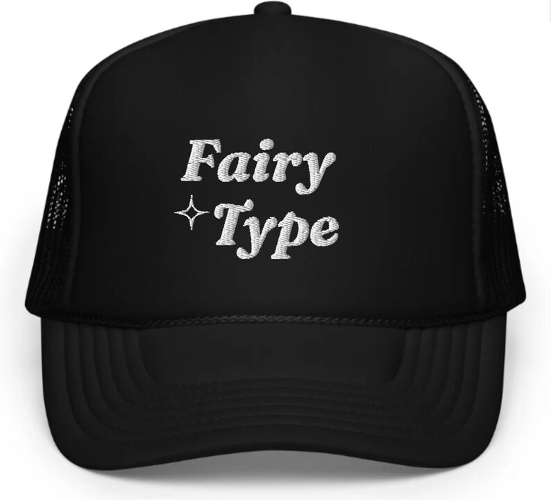 以下が含まれることがあります： 白い刺繍で「Fairy Type」と小さな星がデザインされた黒いトラッカーハット