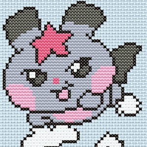 Può includere: Un disegno a punto croce di un animale dei cartoni animati con pelliccia grigia, dettagli neri e guance rosa e un accessorio per capelli a forma di stella. L'animale ha occhi bianchi e un piccolo naso rosa. Lo sfondo è un tessuto azzurro.