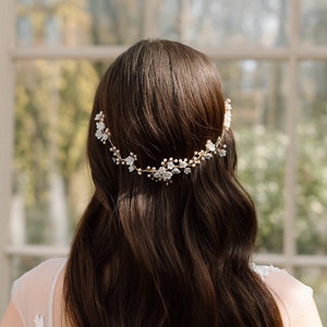 DAISY / Delicata vite da sposa con fiori bianchi e dorati, accenno di matrimonio boho con vite blu, vite per capelli floreale minimalista, vite per capelli da sposa immagine 1