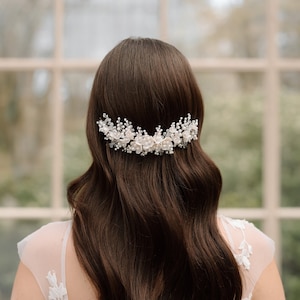 AMORE | White and pearl flower bridal comb, Floral hairpiece, White wedding hair accessories, White flower hair vine, Bridal hair accessory