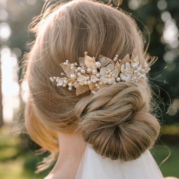 JULIET | White and pale gold flower bridal comb, Bespoke silver or gold hairpiece, Floral handmade headpiece, Wedding pearl hair accessory