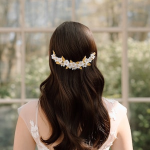 HELENA White and gold flower bridal headpiece, Floral hairpiece, Gold wedding hair accessories, White flower hair vine, Bridal hair comb