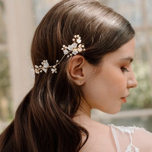 DAISY / Delicata vite da sposa con fiori bianchi e dorati, accenno di matrimonio boho con vite blu, vite per capelli floreale minimalista, vite per capelli da sposa immagine 2