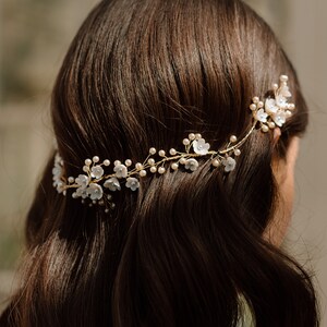 DAISY / Delicata vite da sposa con fiori bianchi e dorati, accenno di matrimonio boho con vite blu, vite per capelli floreale minimalista, vite per capelli da sposa immagine 9