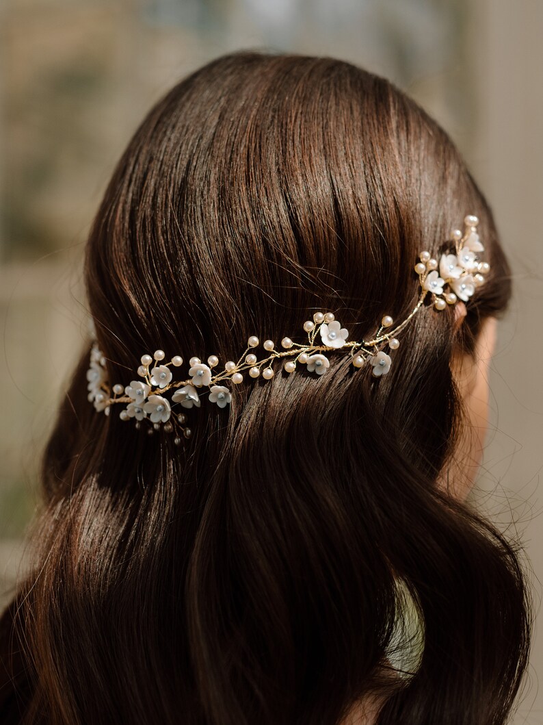 DAISY / Delicata vite da sposa con fiori bianchi e dorati, accenno di matrimonio boho con vite blu, vite per capelli floreale minimalista, vite per capelli da sposa immagine 9