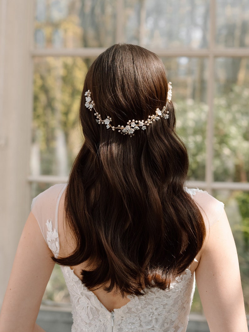 DAISY / Delicata vite da sposa con fiori bianchi e dorati, accenno di matrimonio boho con vite blu, vite per capelli floreale minimalista, vite per capelli da sposa immagine 1