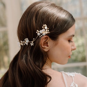 DAISY / Delicata vite da sposa con fiori bianchi e dorati, accenno di matrimonio boho con vite blu, vite per capelli floreale minimalista, vite per capelli da sposa immagine 6