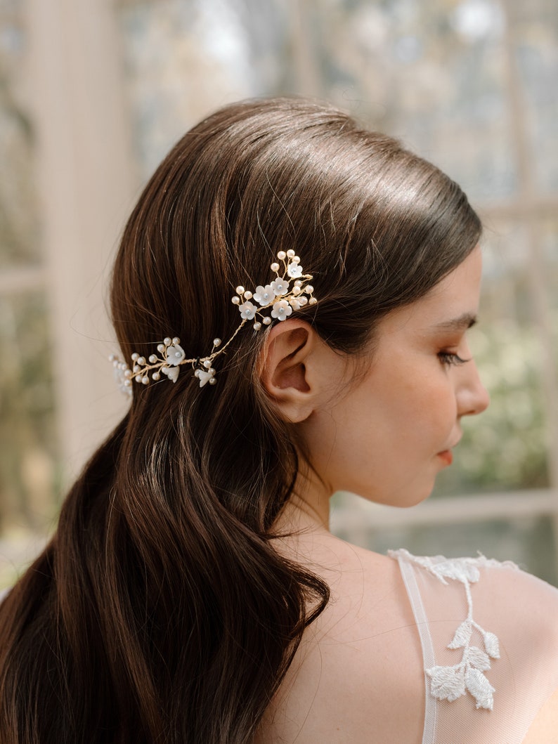 DAISY / Delicata vite da sposa con fiori bianchi e dorati, accenno di matrimonio boho con vite blu, vite per capelli floreale minimalista, vite per capelli da sposa immagine 6