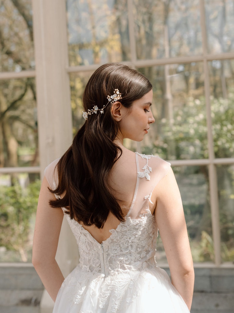 DAISY / Delicata vite da sposa con fiori bianchi e dorati, accenno di matrimonio boho con vite blu, vite per capelli floreale minimalista, vite per capelli da sposa immagine 8