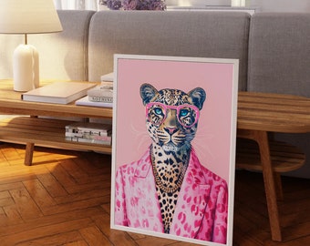 Könnte beinhalten: Ein rosa-weißer gerahmter Druck eines Leoparden, der eine rosa Brille und einen rosa Leoparden-Print-Blazer trägt. Der Hintergrund ist hellrosa.