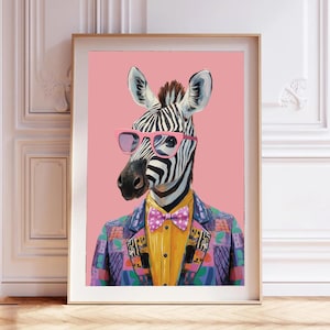 Może przedstawiać: Zebra w różowych okularach przeciwsłonecznych, żółtej koszuli, różowym krawacie i kolorowym wzorzystym garniturze na różowym tle.