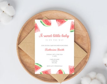 Può includere: Un invito a un baby shower a tema anguria. L'invito presenta un'illustrazione ad acquerello di fette di anguria e il testo "A sweet little baby is on the way". L'invito include anche il nome "Katherine Smith", la data "domenica 28 giugno 2024", l'ora "14:00-16:00", l'indirizzo "2 Melon Lane, Londra, WB 2ML" e le informazioni RSVP "RSVP Lucy 07802600442".