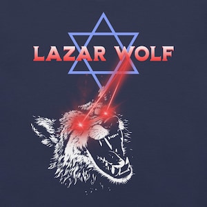 Może przedstawiać: Grafika przedstawiająca warczącego wilka z świecącymi czerwonymi oczami i promieniami lasera. Tekst "LAZAR WOLF" jest w kolorze czerwono-białym, nad wilkiem, z niebieską Gwiazdą Dawida w tle. Projekt znajduje się na granatowym tle.