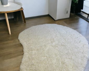 Handmade Bone White Wool Rug: Plush Shaggy Knitted Rug (9x12 Feet)