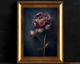 Peut inclure: Une impression encadrée d'une seule pivoine rose avec un bouton sur un fond bleu foncé.