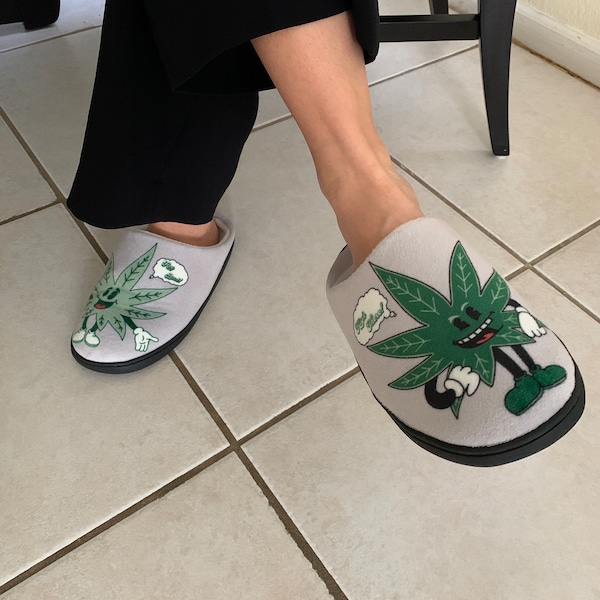 DANK Duo Slippers | 420 Giftidea | Stoner Gifts | Smileyface Slippers | Indoor Slippers | Giftset Slippers | Rubber Sole Charm | Weed Gifts