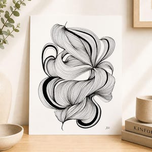 Op de afbeelding: Een rechthoekige witte kunstdruk met een centraal abstract ontwerp bestaande uit talloze fijne, vloeiende zwarte inktlijnen die een gevoel van beweging en diepte creëren. Het kunstwerk bevat een kleine handtekening in de rechterbenedenhoek.