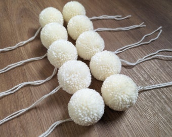 Pack of 10 cream hand made acrylic yarn pom poms (can also be made to order)