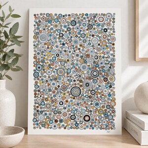 Könnte beinhalten: Ein rechteckiger Kunstdruck mit einem dichten, sich wiederholenden Muster aus konzentrischen Kreisen in verschiedenen Größen. Die Kreise sind in Blau-, Braun-, Grau-, Gelb- und Schwarztönen auf weißem Hintergrund gehalten und erzeugen einen strukturierten Effekt.