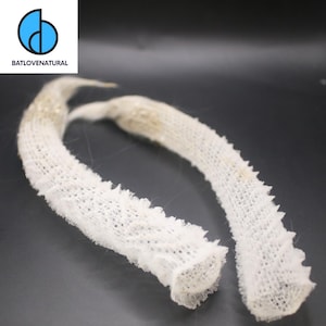 Puede incluir: Dos mudas de serpiente tubulares y alargadas de color blanco roto con un patrón de escamas fino y reticulado. Las pieles son huecas, flexibles y presentan una superficie texturizada semitranslúcida con crestas visibles en los bordes del tubo.
