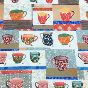 Könnte beinhalten: Ein Stoffdruck mit einem sich wiederholenden Muster aus verschiedenen Teetassen und einer Kanne, die jeweils mit einem kleinen Buchstaben versehen sind. Die Tassen zeigen diverse Blumen-, geometrische und Vogelmotive in Rot, Orange, Grün und Blau auf einem Hintergrund aus rechteckigen Blöcken.