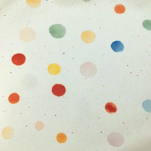 Könnte beinhalten: Eine weiße Oberfläche mit einem verstreuten Muster aus mehrfarbigen Punkten im Aquarellstil in den Farben Rot, Orange, Gelb, Grün, Blau und Hellviolett, durchsetzt mit winzigen, feinen Sprenkeln in verschiedenen Farben auf der gesamten Fläche.