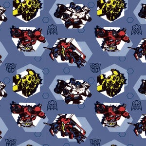 Könnte beinhalten: Ein sich wiederholendes Muster von Transformers-Charakteren in Rot, Gelb und Weiß auf blauem Hintergrund. Das Design zeigt verschiedene Autobots und Decepticons in sechseckigen Formen, mit dem Transformers-Logo.