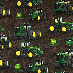 Pode incluir: Um padrão repetido de tratores John Deere verdes e amarelos sobre um fundo castanho. Os tratores têm pneus pretos grandes e estão em várias posições. O logotipo da John Deere é visível em vários lugares.